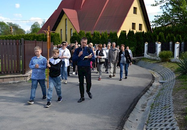 Pielgrzymka do Matki Bożej w lesie