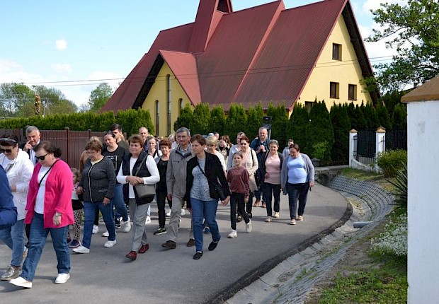 Pielgrzymka do Matki Bożej w lesie