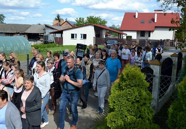 Pielgrzymka do Matki Bożej w lesie