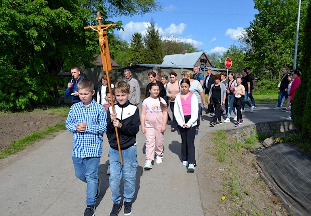 Pielgrzymka do Matki Bożej w lesie