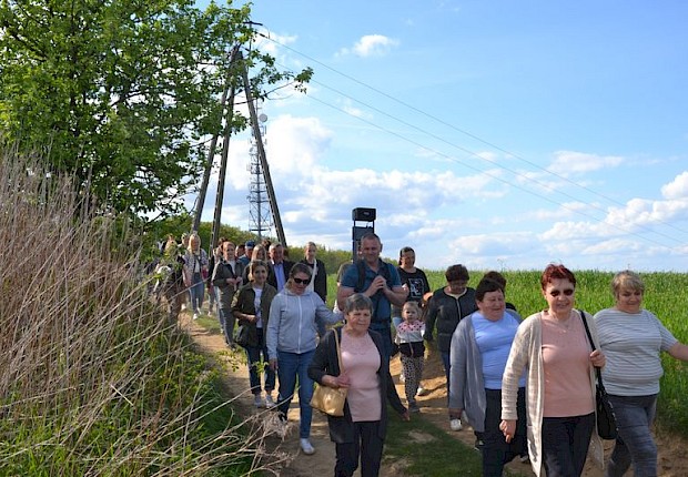 Pielgrzymka do Matki Bożej w lesie