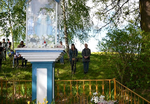 Pielgrzymka do Matki Bożej w lesie