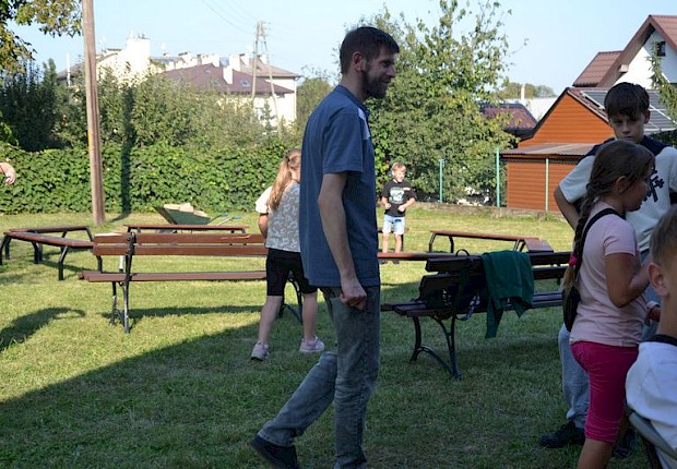 Święto pieczonego ziemniaka liturgicznej służby ołtarza