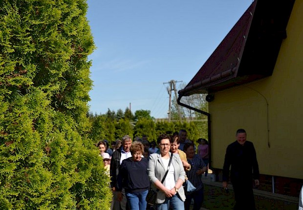 Pielgrzymka do Matki Bożej w lesie