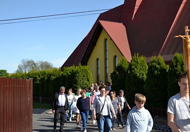 Pielgrzymka do Matki Bożej w lesie