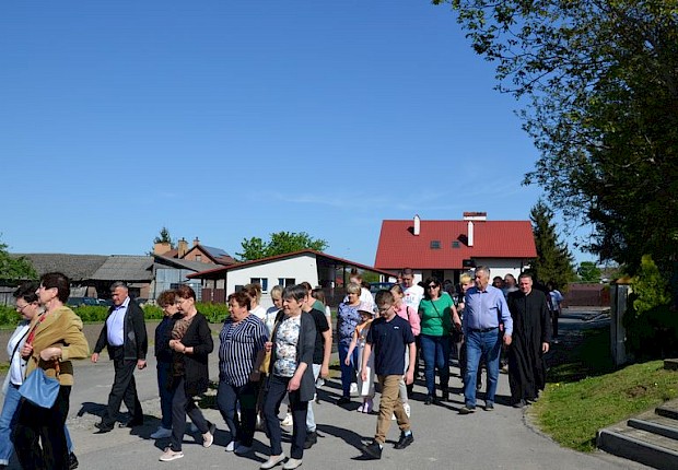 Pielgrzymka do Matki Bożej w lesie