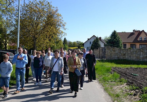 Pielgrzymka do Matki Bożej w lesie