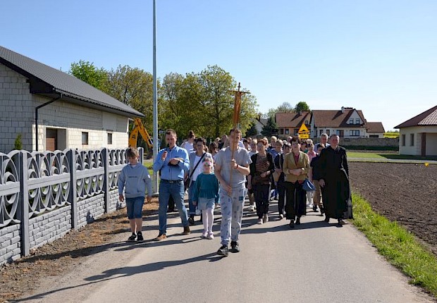 Pielgrzymka do Matki Bożej w lesie