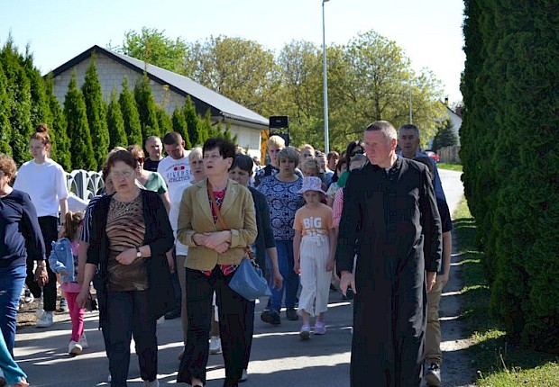 Pielgrzymka do Matki Bożej w lesie