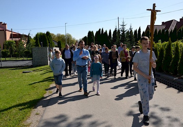Pielgrzymka do Matki Bożej w lesie