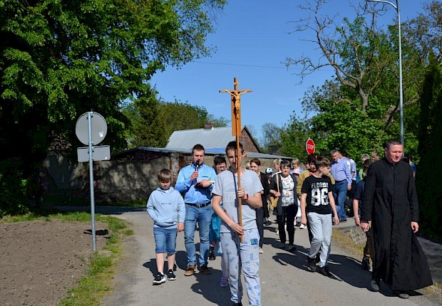 Pielgrzymka do Matki Bożej w lesie