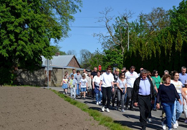 Pielgrzymka do Matki Bożej w lesie