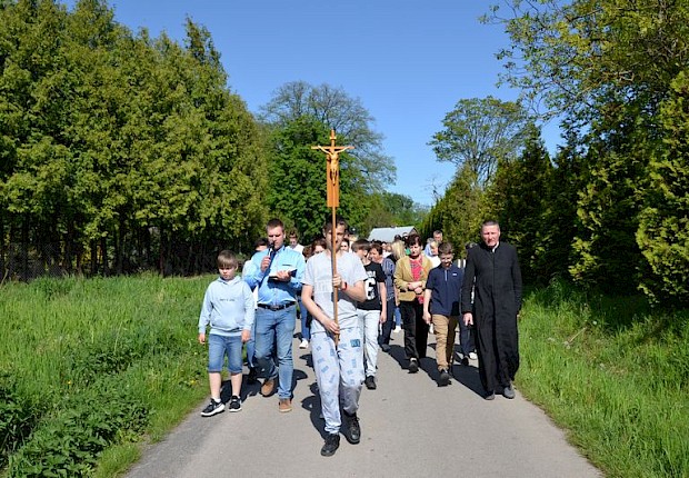 Pielgrzymka do Matki Bożej w lesie