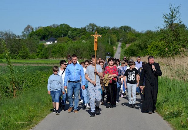 Pielgrzymka do Matki Bożej w lesie