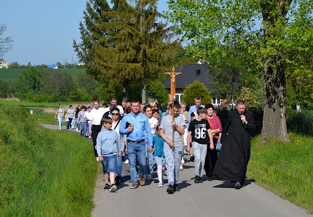 Pielgrzymka do Matki Bożej w lesie