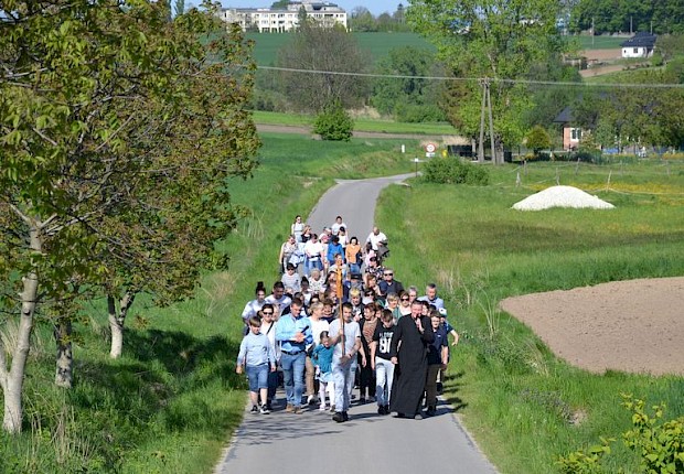 Pielgrzymka do Matki Bożej w lesie