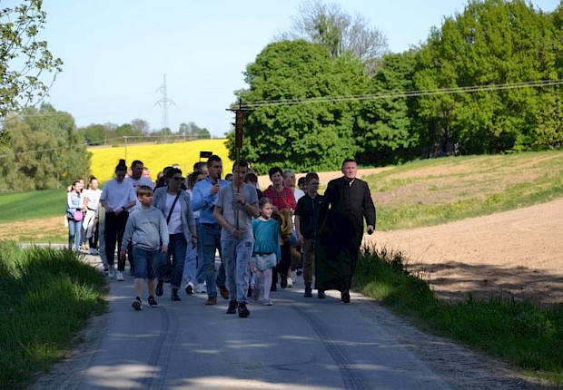Pielgrzymka do Matki Bożej w lesie