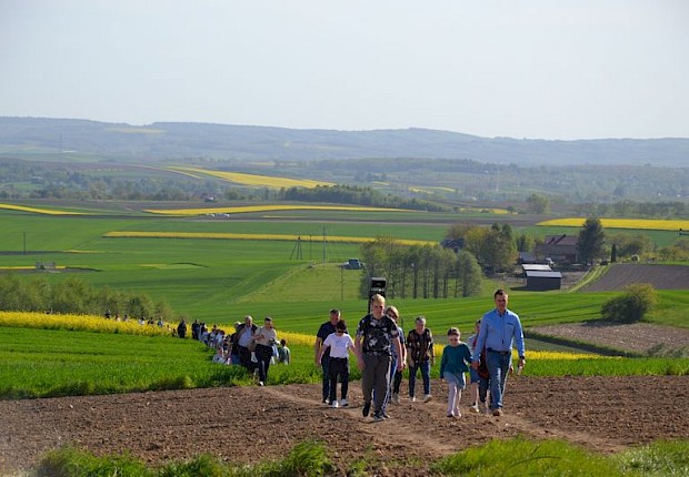 Pielgrzymka do Matki Bożej w lesie
