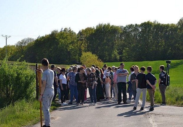 Pielgrzymka do Matki Bożej w lesie
