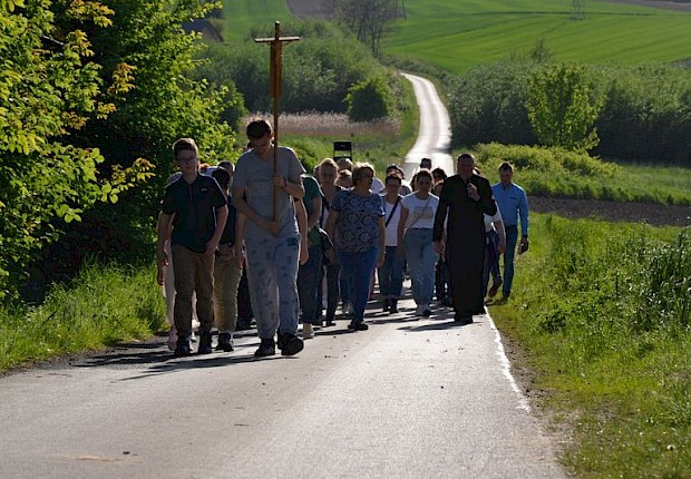 Pielgrzymka do Matki Bożej w lesie
