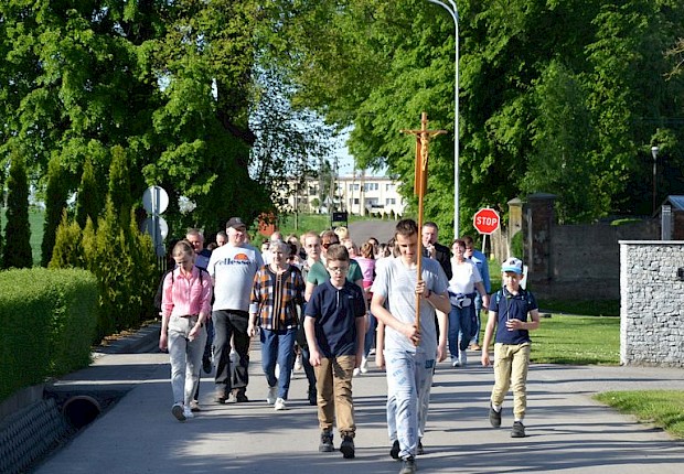 Pielgrzymka do Matki Bożej w lesie