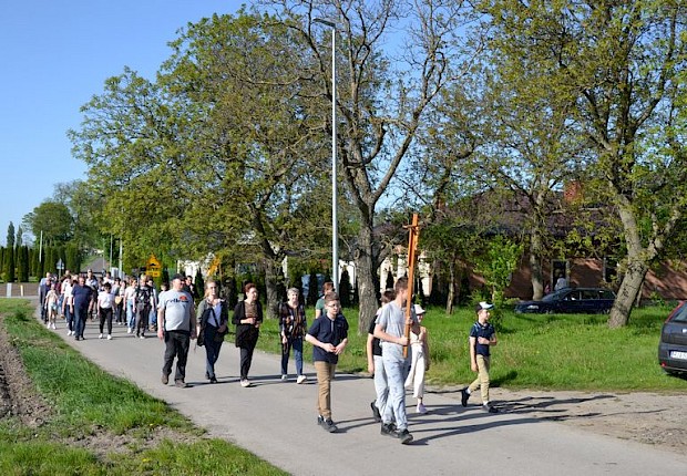 Pielgrzymka do Matki Bożej w lesie