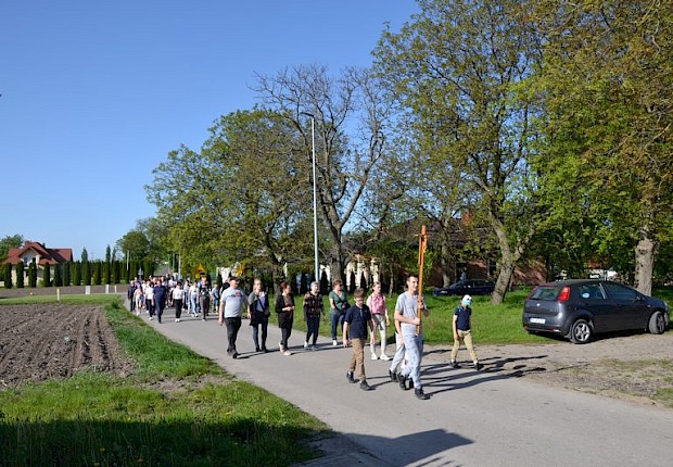 Pielgrzymka do Matki Bożej w lesie