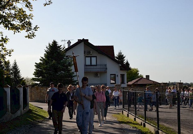 Pielgrzymka do Matki Bożej w lesie