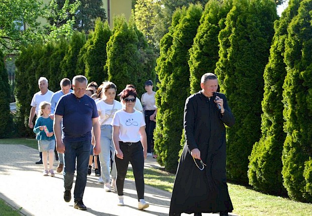 Pielgrzymka do Matki Bożej w lesie