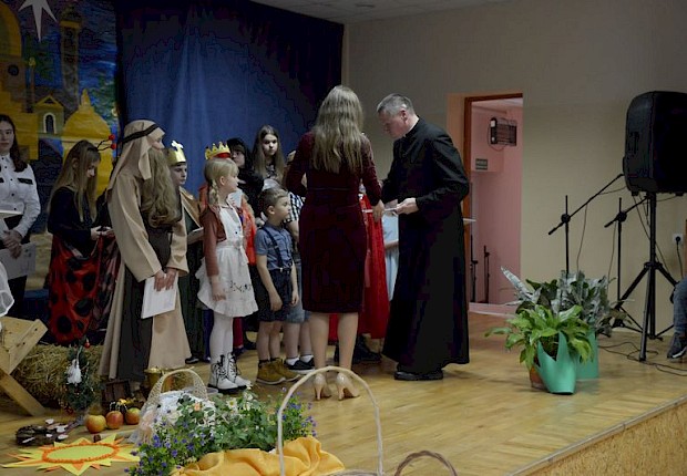 Jasełka i X Parafialny Przeglad Kolęd i Pastorałek