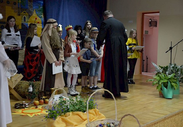 Jasełka i X Parafialny Przeglad Kolęd i Pastorałek