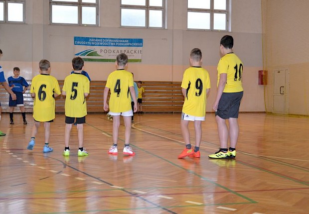 Dekanalny turniej ministrant&oacute;w w piłce halowej