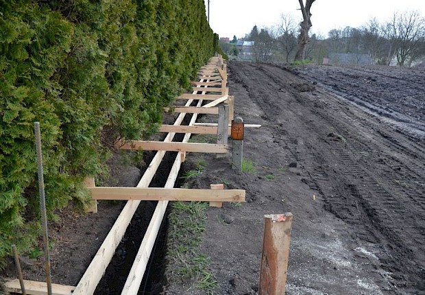 Ogrodzenie przy kościele parafialnym