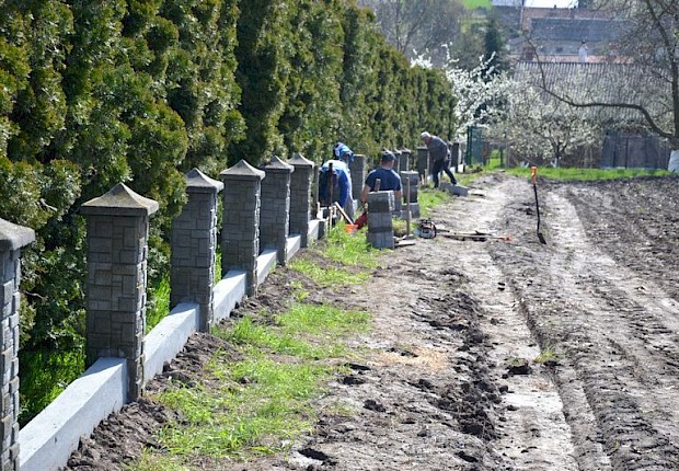 Ogrodzenie przy kościele parafialnym