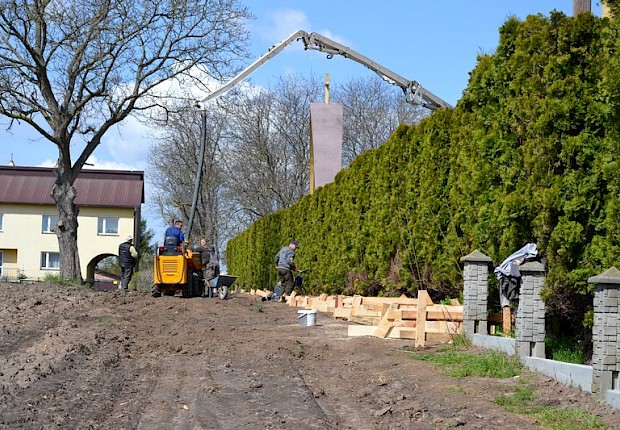 Ogrodzenie przy kościele parafialnym