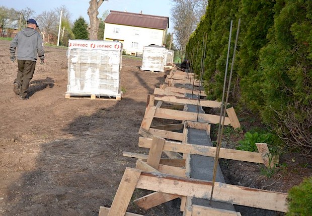 Ogrodzenie przy kościele parafialnym