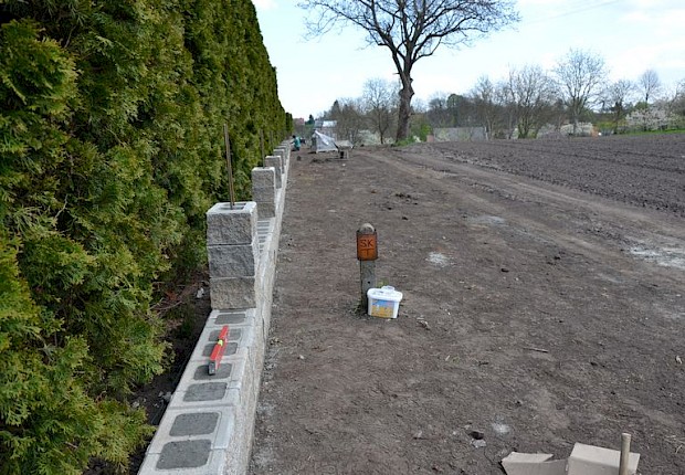 Ogrodzenie przy kościele parafialnym