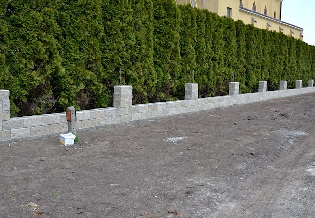 Ogrodzenie przy kościele parafialnym