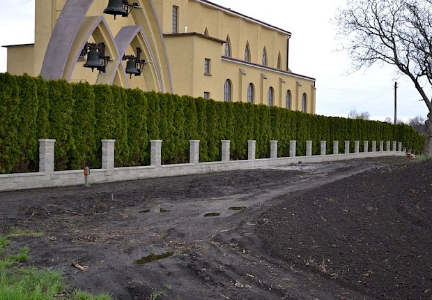 Ogrodzenie przy kościele parafialnym