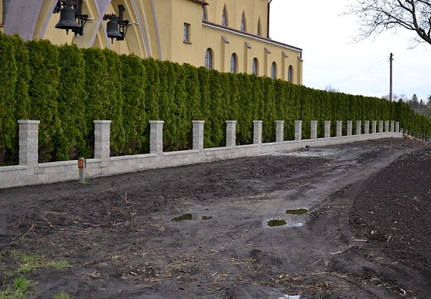 Ogrodzenie przy kościele parafialnym