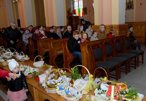 Wielka sobota - poświęcenie pokarm&oacute;w