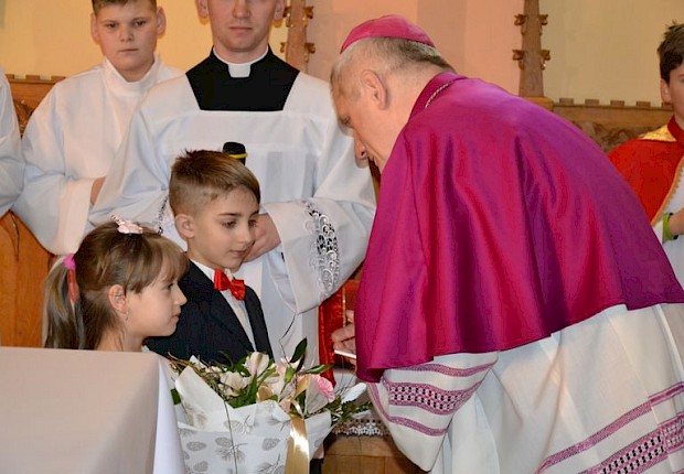 Wizytacja kanoniczna ks. bpa Stanisława Jamrozka- Msza Święta z sakramentem bierzmowania