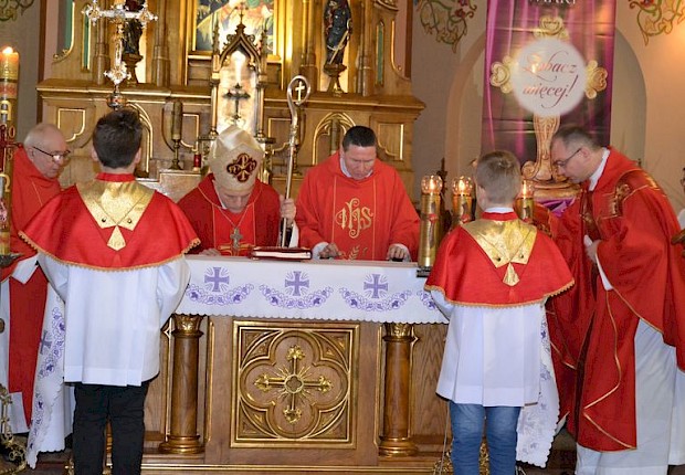 Wizytacja kanoniczna ks. bpa Stanisława Jamrozka- Msza Święta z sakramentem bierzmowania