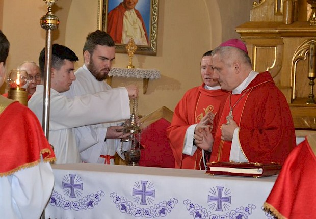 Wizytacja kanoniczna ks. bpa Stanisława Jamrozka- Msza Święta z sakramentem bierzmowania