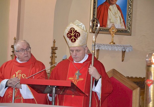 Wizytacja kanoniczna ks. bpa Stanisława Jamrozka- Msza Święta z sakramentem bierzmowania