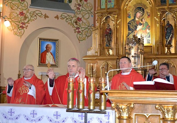 Wizytacja kanoniczna ks. bpa Stanisława Jamrozka- Msza Święta z sakramentem bierzmowania