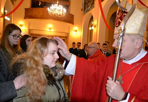 Wizytacja kanoniczna ks. bpa Stanisława Jamrozka- Msza Święta z sakramentem bierzmowania