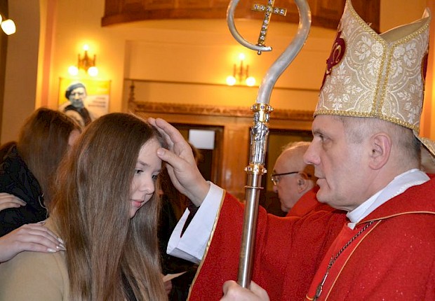 Wizytacja kanoniczna ks. bpa Stanisława Jamrozka- Msza Święta z sakramentem bierzmowania