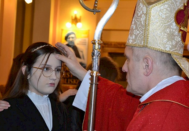 Wizytacja kanoniczna ks. bpa Stanisława Jamrozka- Msza Święta z sakramentem bierzmowania