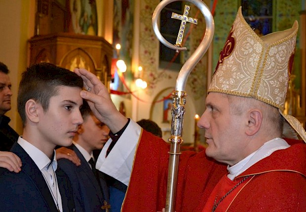 Wizytacja kanoniczna ks. bpa Stanisława Jamrozka- Msza Święta z sakramentem bierzmowania
